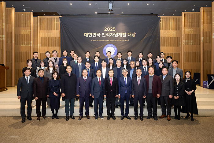 20251212020600단체사진.png